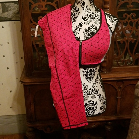 NWT VICTORIA'S SECRET KNOCKOUT SPORTS BRA & LEGGIN - Picture 1 of 3